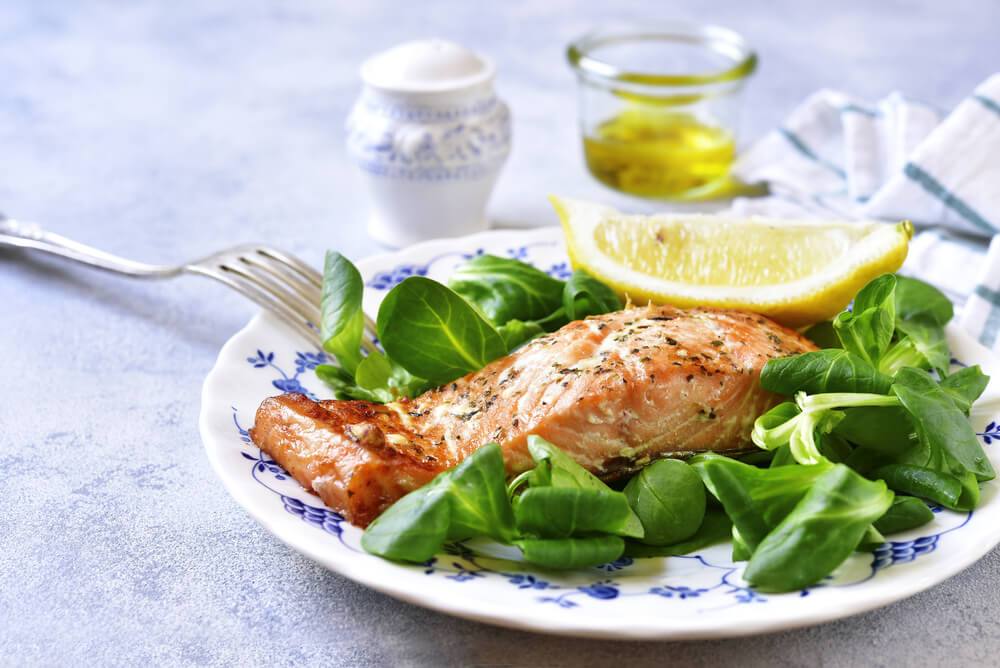 Salmon with lamb’s lettuce contains healthy fats and necessary antioxidants for improving the immune system.