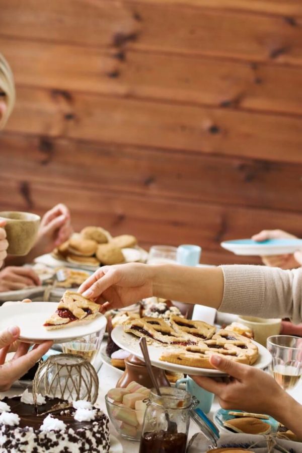 Freunde bereiteten einen köstlichen hausgemachten Kuchen für das Feiertagsessen zu.