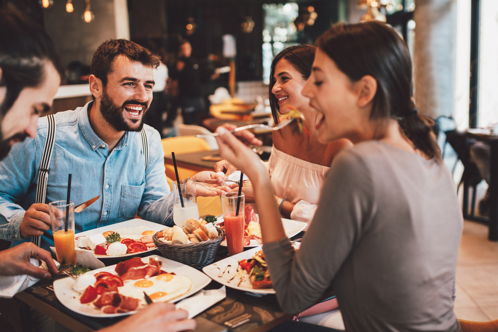 Eine Gruppe von Freunden genießt leckeres Essen in einem Restaurant.