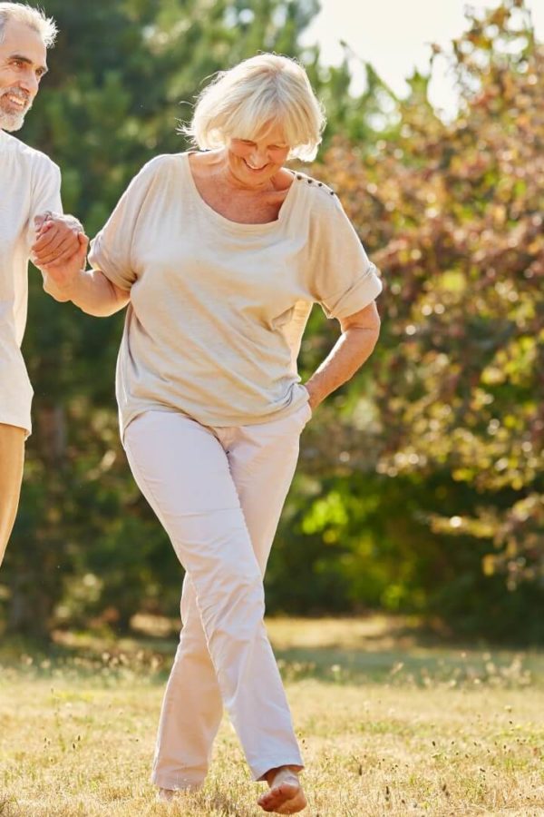 Stariji vitalni par fizički je aktivan kako bi ojačao imunološki sustav.