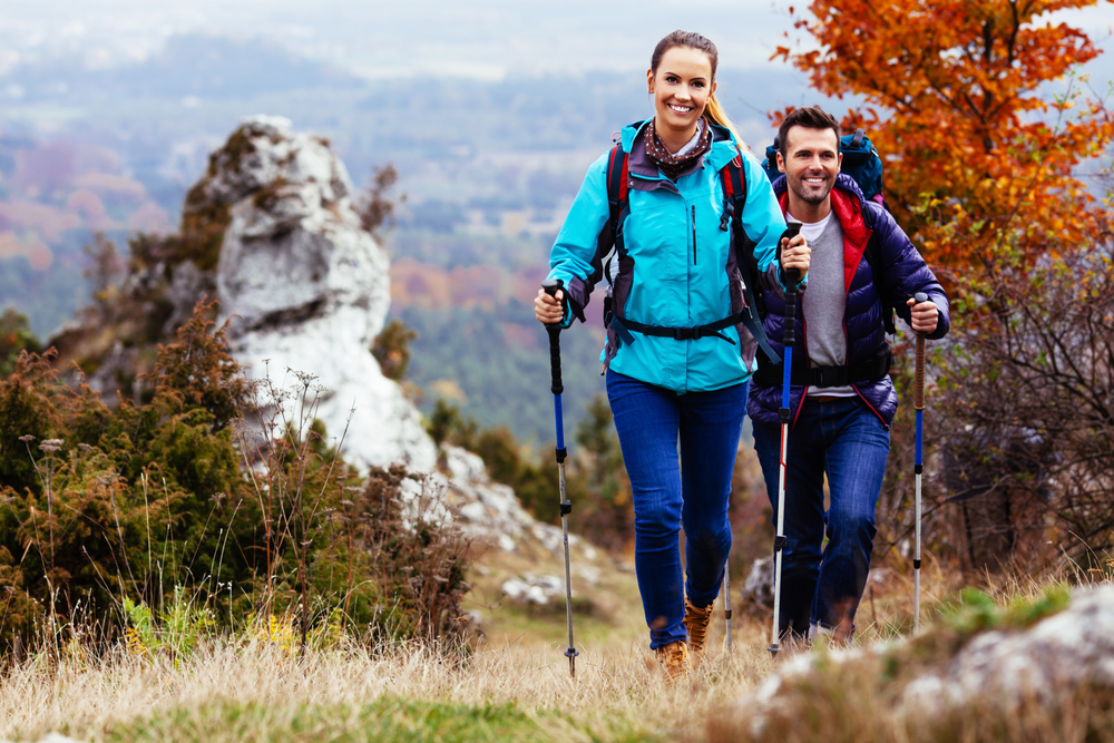 Ein Mann und eine Frau wandern durch die Berge.